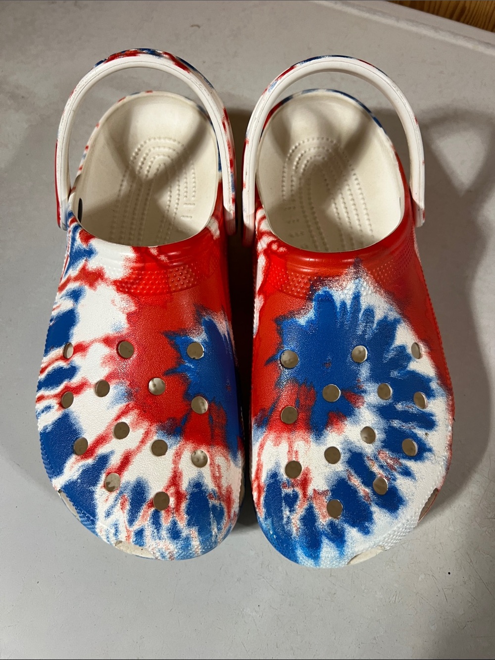 CROCS Tie-Dye Classic Clog in Red White Blue M10/W12 - Picture 3 of 16